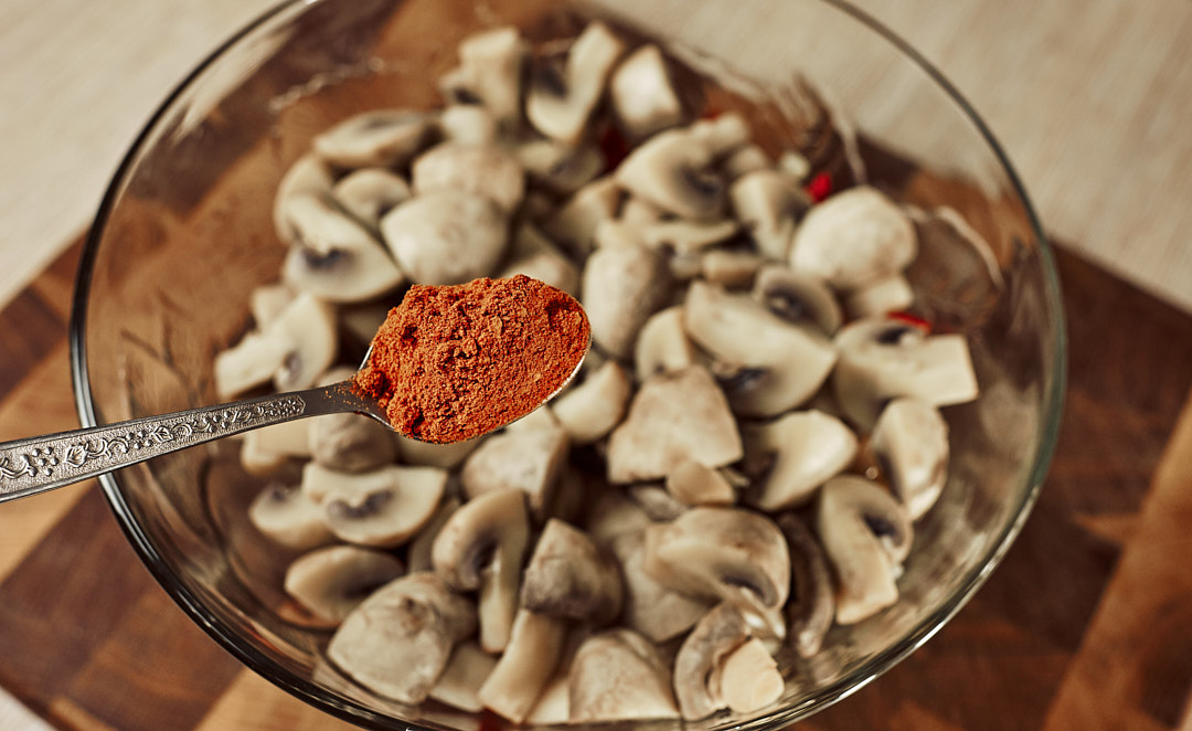 Adding paprika to boiled mushrooms
