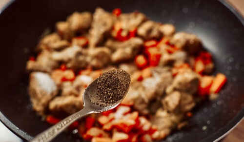 Seasoning vegetables with black pepper