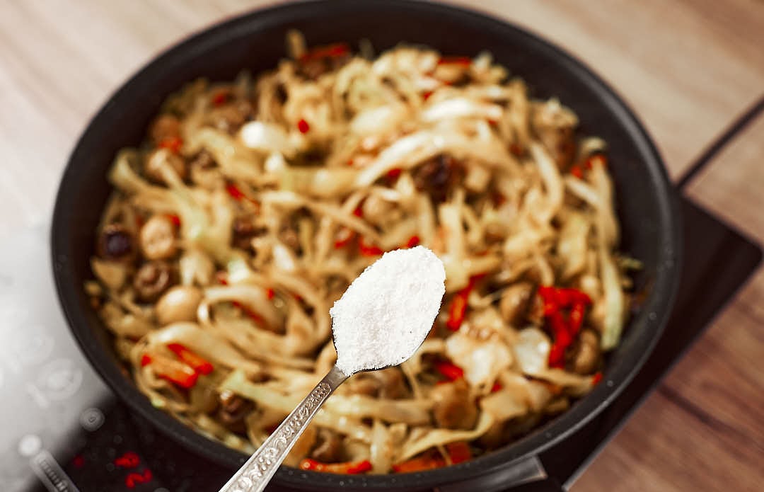 Seasoning cabbage with salt
