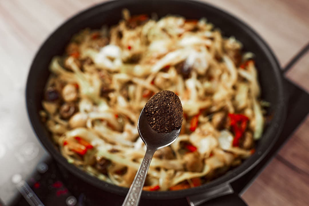 Seasoning cabbage with black pepper