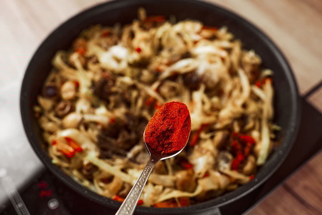 Seasoning cabbage with paprika