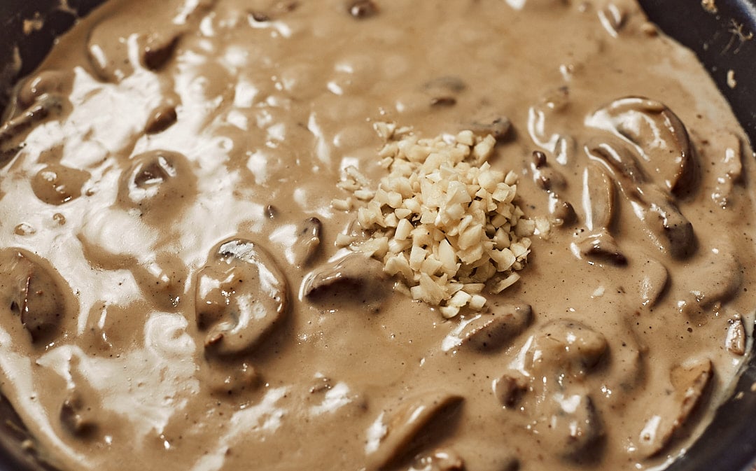 Add garlic to mushroom sauce for chicken liver