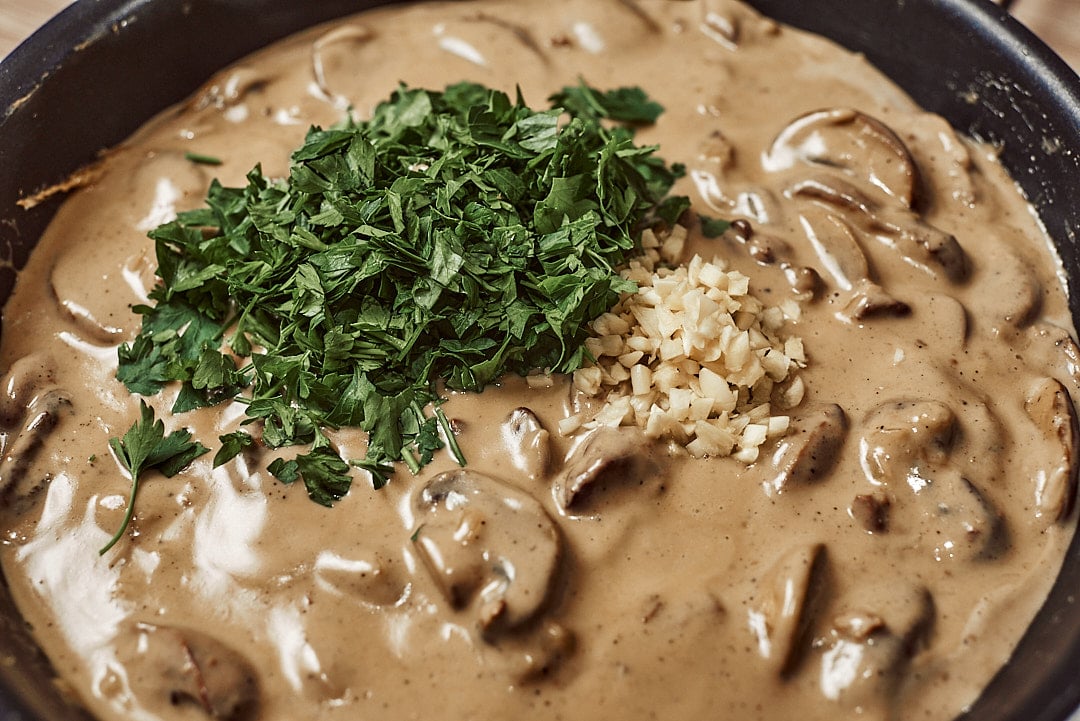 Add fresh garlic and parsley to chicken liver for flavor