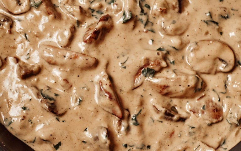 Creamy chicken liver with mushrooms sauce