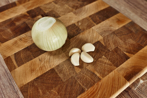 Preparing onions and garlic for creamy chicken liver
