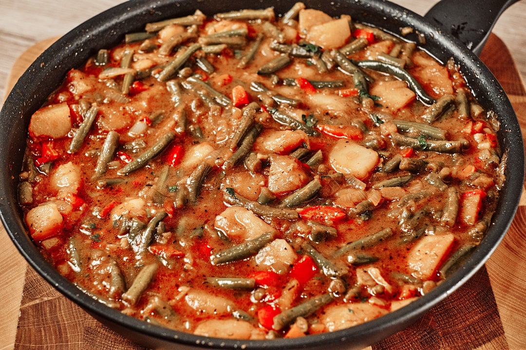 Step-by-step photos of vegan green beans recipe