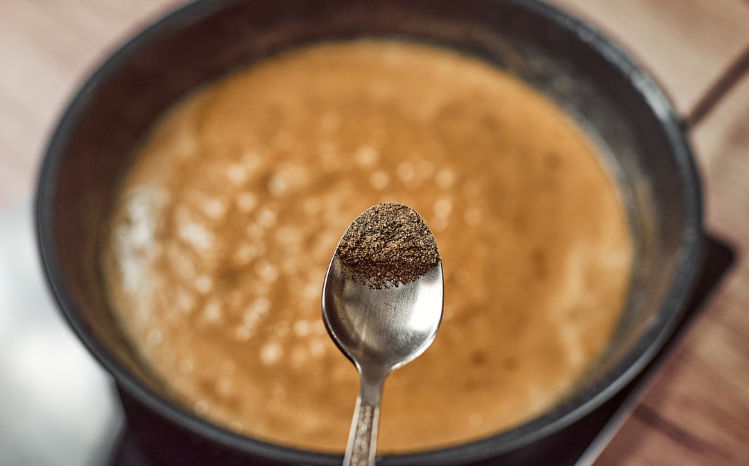 Adding black pepper for meatball sauce