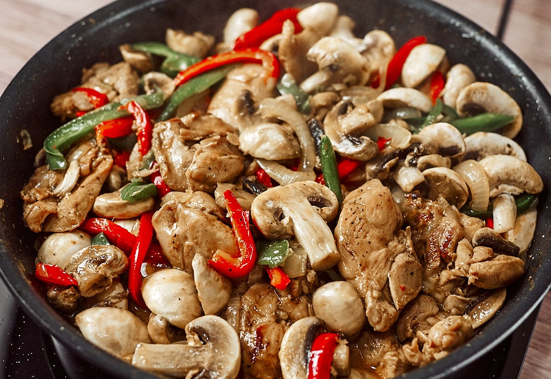 Add mushrooms to vegetable and chicken thighs