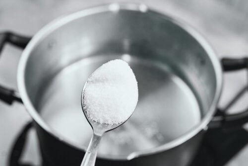 Adding salt to boiling water before cooking pasta