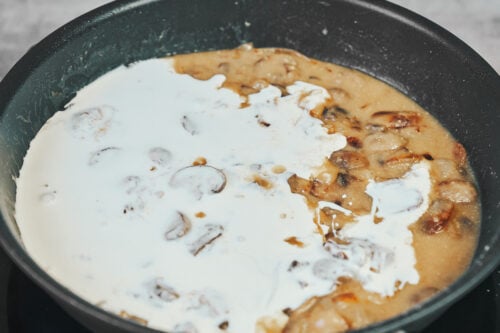 Adding heavy cream to mushroom sauce for beef stroganoff