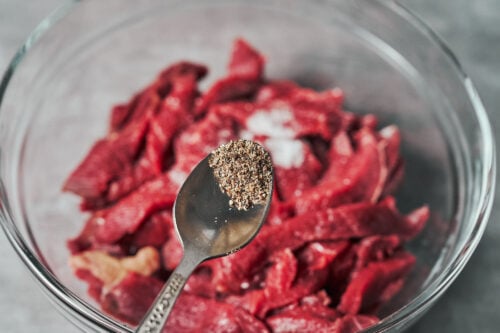 Seasoning beef with black pepper for beef stroganoff