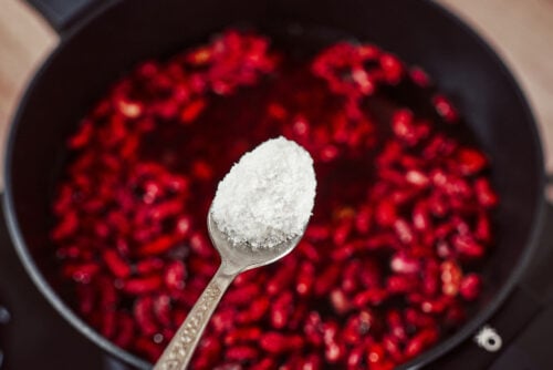 Step-by-step process of cooking red kidney beans in a pot – rinsed beans, covered with water, seasoned with salt