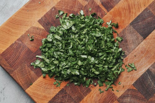 Finely chopped fresh parsley for garnishing beef