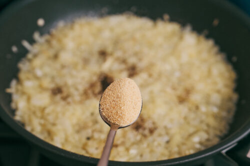 Adding garlic powder to onions while cooking