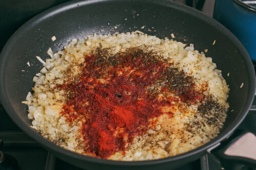 Seasoned onions with herbs and smoked paprika
