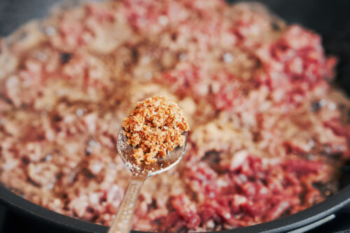 Adding onion powder to ground beef while cooking