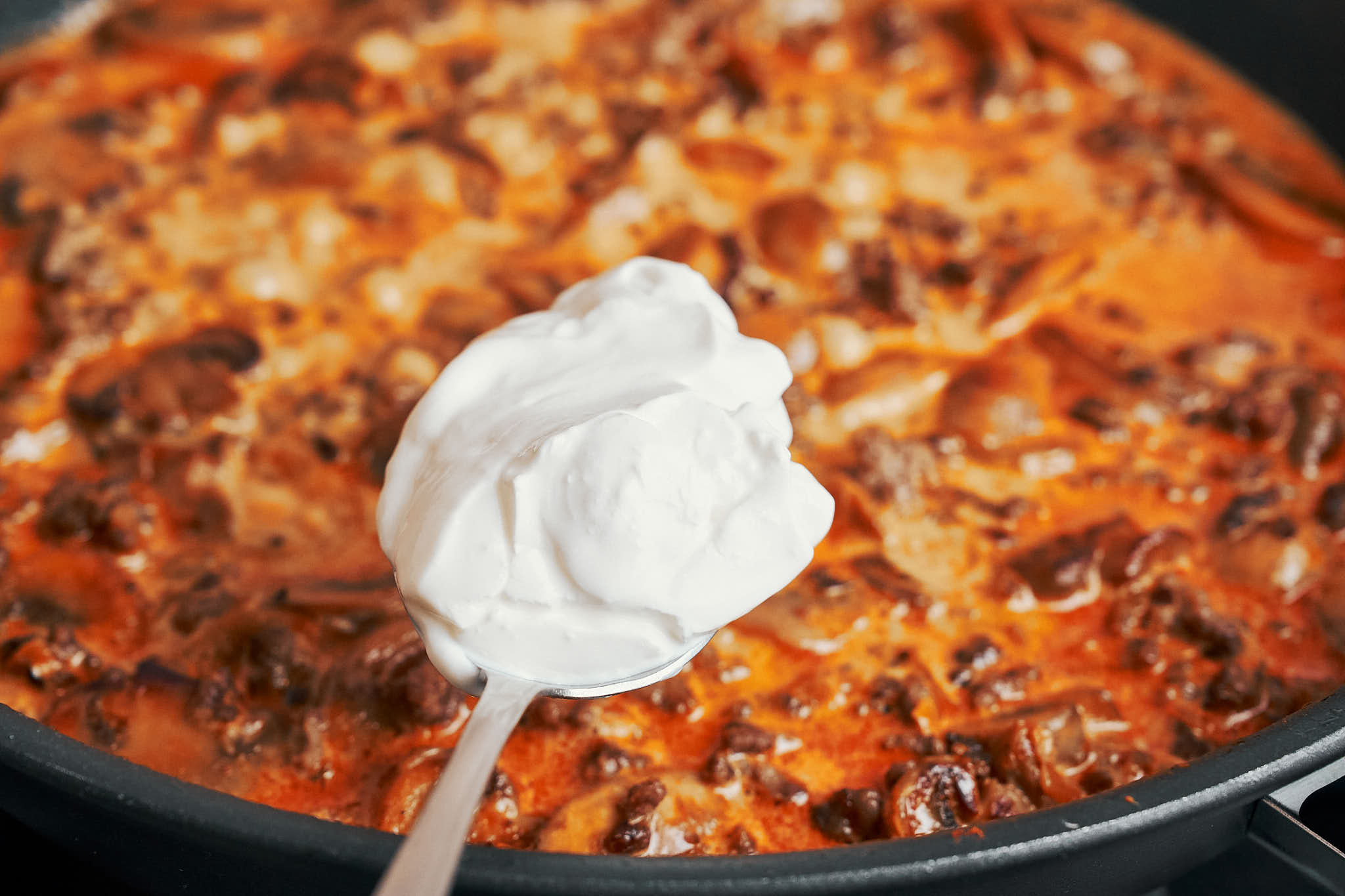 adding sour cream to ground beef stroganoff sauce
